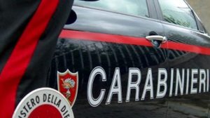 Lite in strada e viavai sospetto dal garage: 20enne arrestato per possesso di stupefacenti