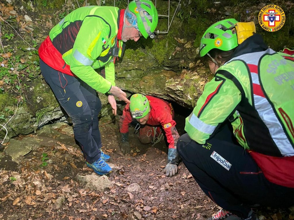Monte di Malo, fuori dalla grotta lo speleologo infortunato