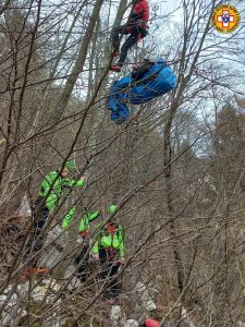 Precipita col parapendio sotto al Monte Corno, recuperato dal Soccorso alpino
