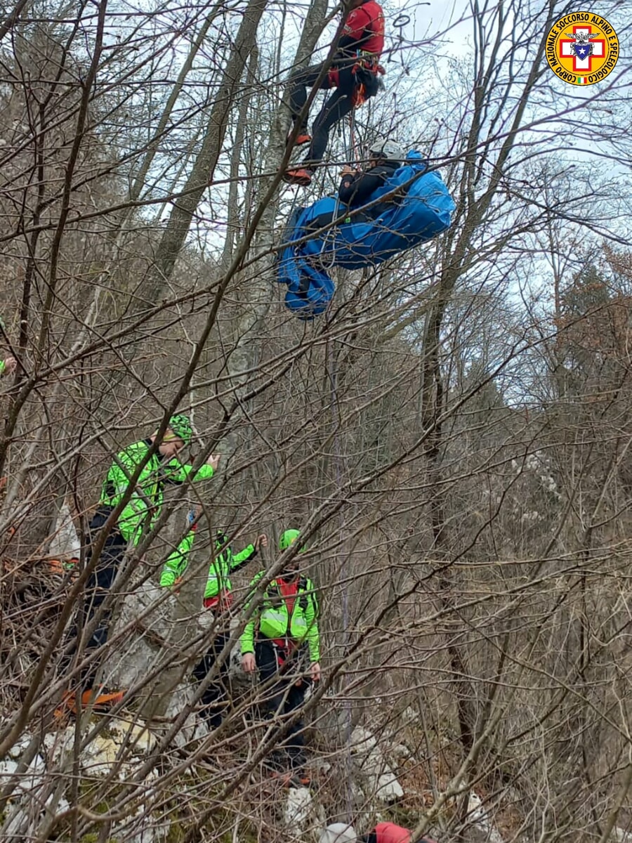 Precipita col parapendio sotto al Monte Corno, recuperato dal Soccorso alpino