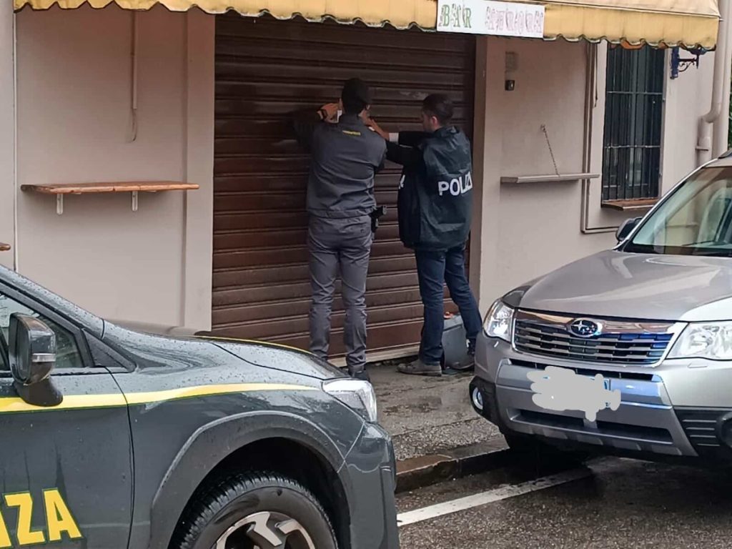 Barista pusher, il questore chiude il locale