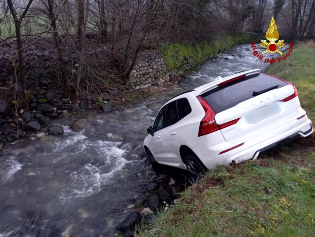 Finisce con l'auto nel canale, il conducente abbandona il mezzo