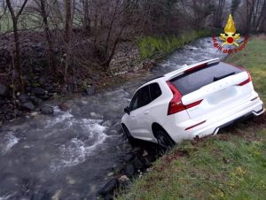 Finisce con l'auto nel canale, il conducente abbandona il mezzo