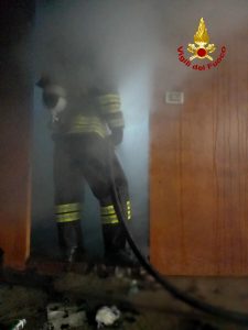 Scoppi dal garage, i proprietari mettono in sicurezza le auto poi il rogo