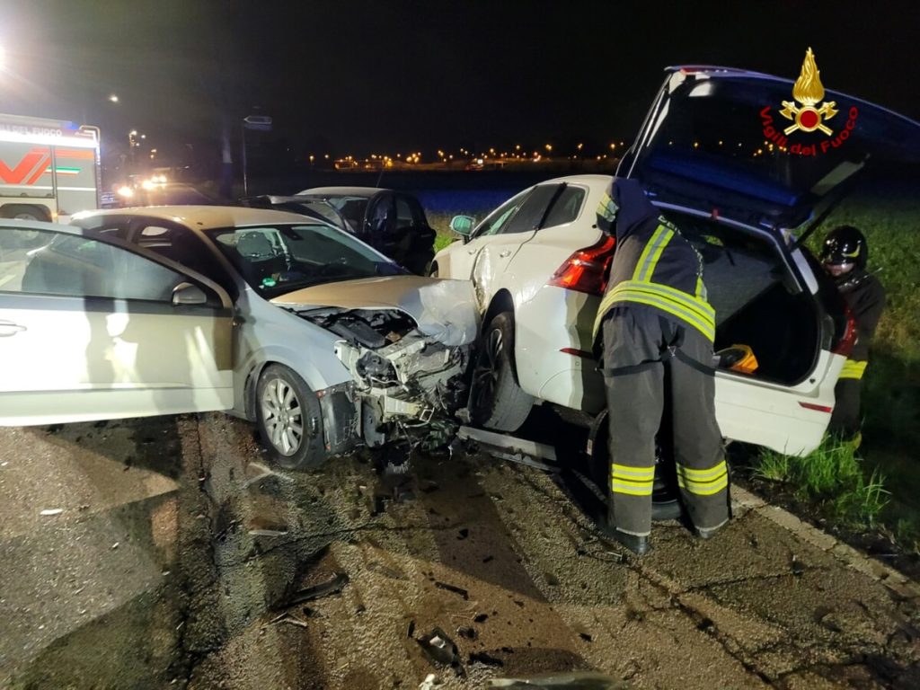 Schianto tra auto, due persone ferite