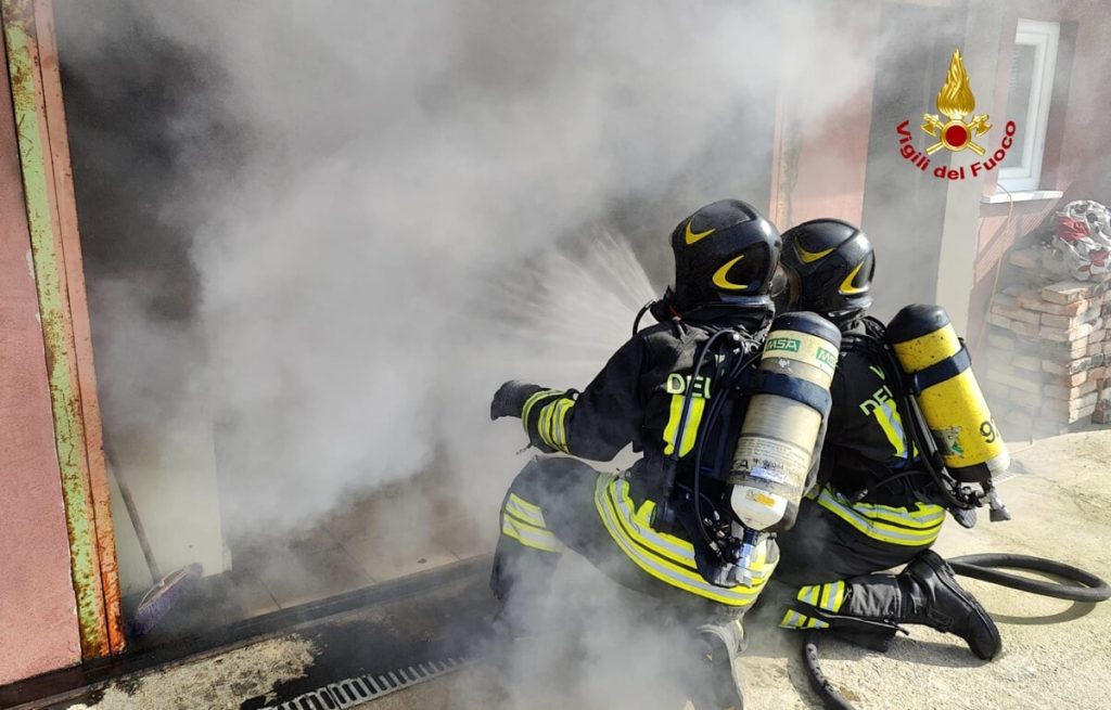Fiamme dal garage ad uso deposito, materiale distrutto