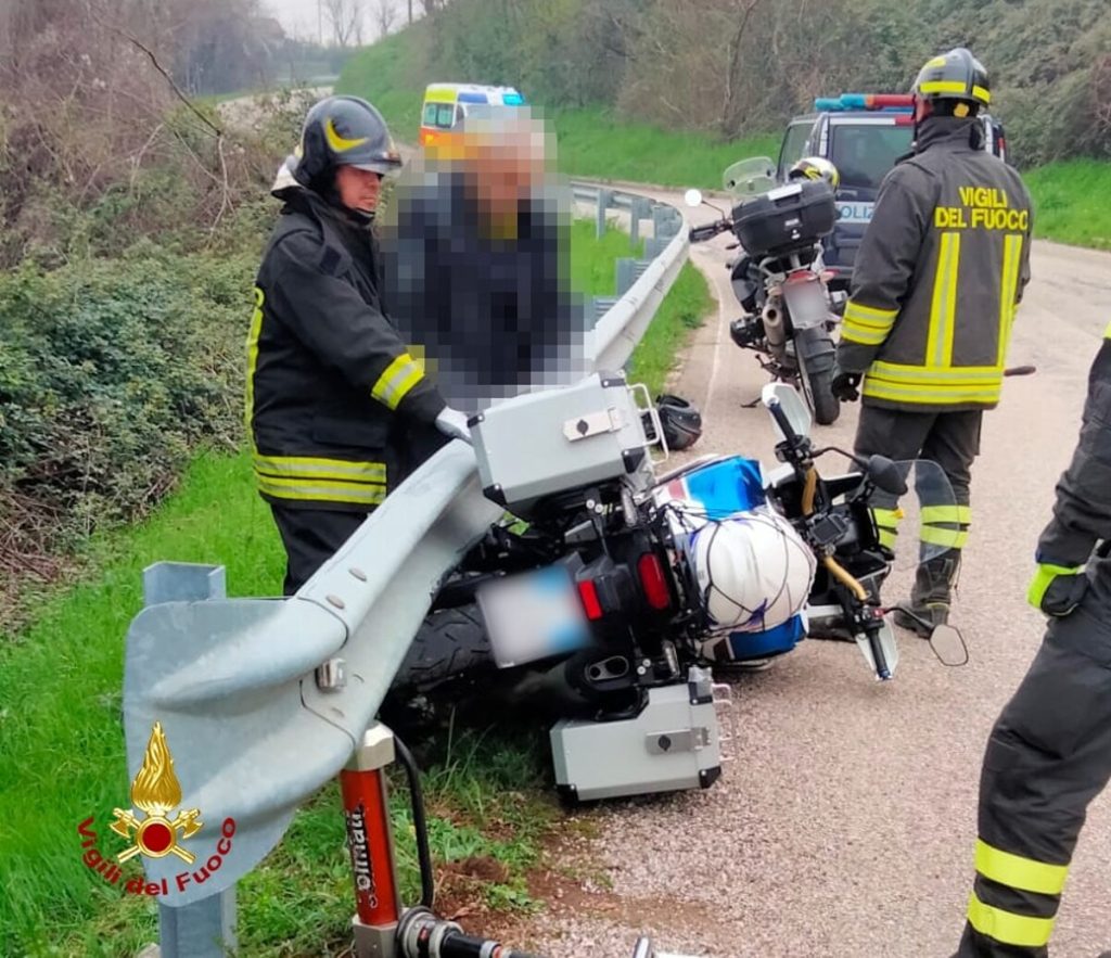 Cade con la moto e si incastra sotto il guardrail