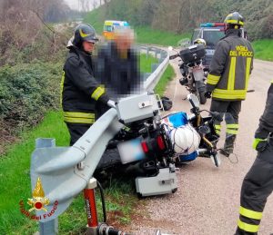 Cade con la moto e si incastra sotto il guardrail