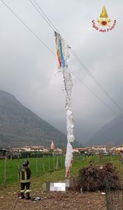 Finisce con il parapendio contro i cavi dell'alta tensione, il pilota muore folgorato