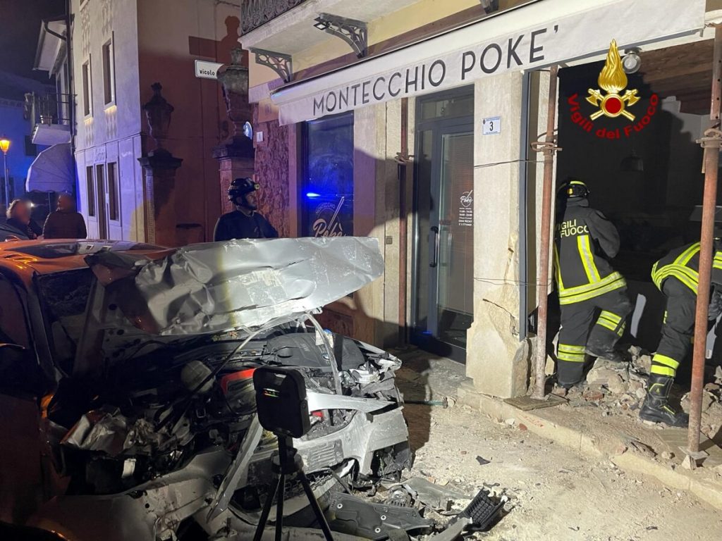 Auto fuori controllo finisce contro la vetrata di un negozio: ferito il conducente