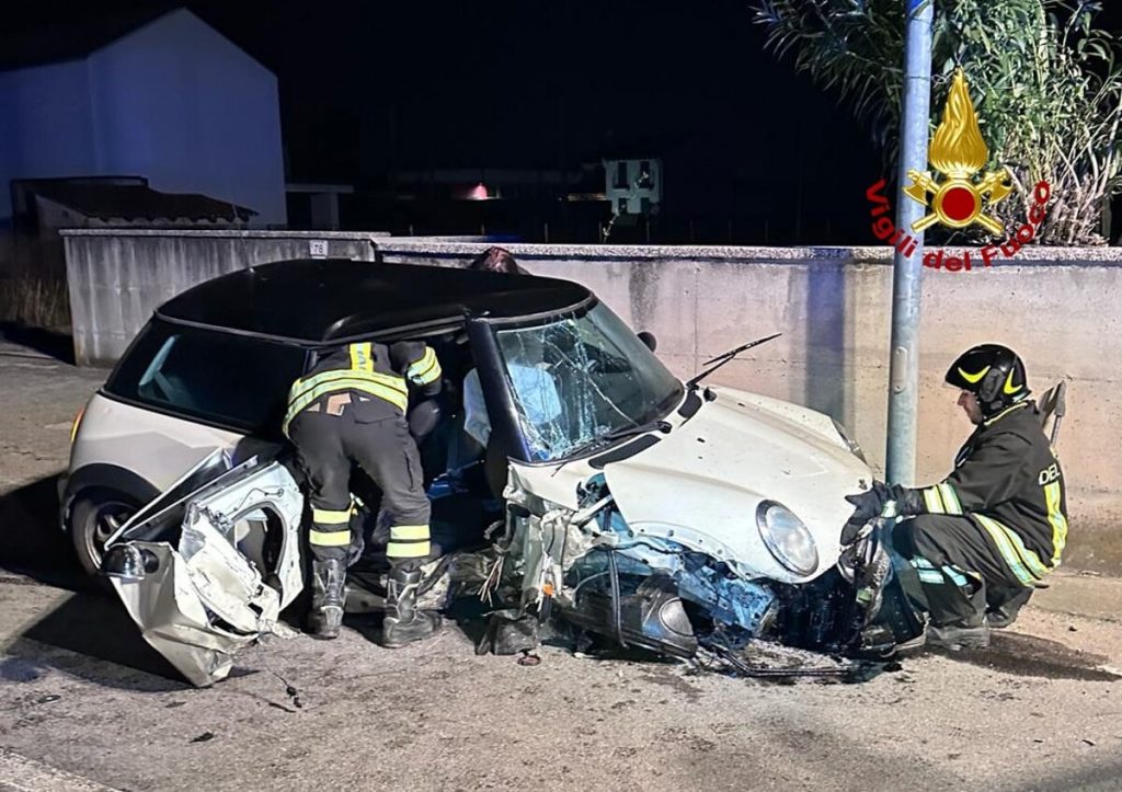 Ventenne esce di strada con l'auto e finisce contro un muretto