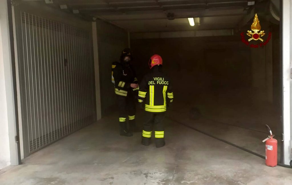 Fumo dai box condominiali, in fiamme un garage