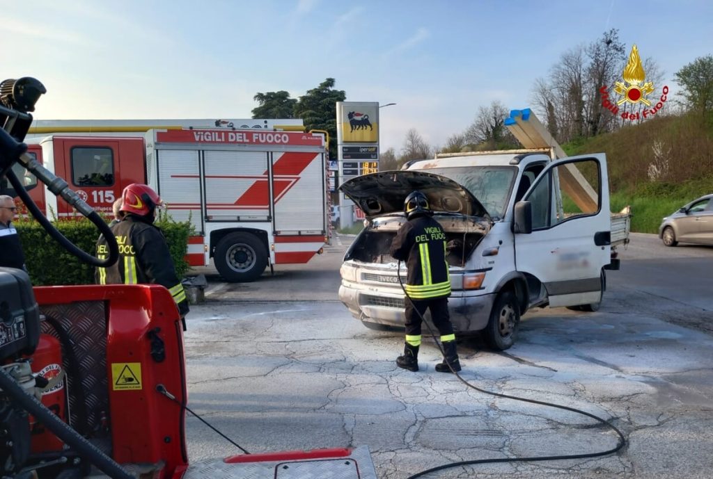 Incendio di un furgone, intervento dei vigili del fuoco