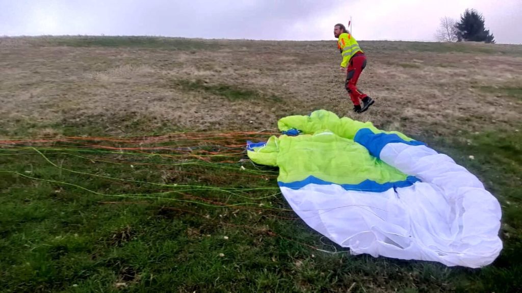 Allarme per una vela precipitata, il pilota trovato incolume