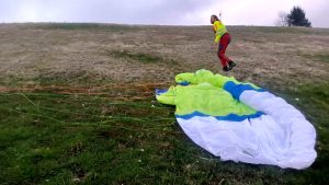 Allarme per una vela precipitata, il pilota trovato incolume