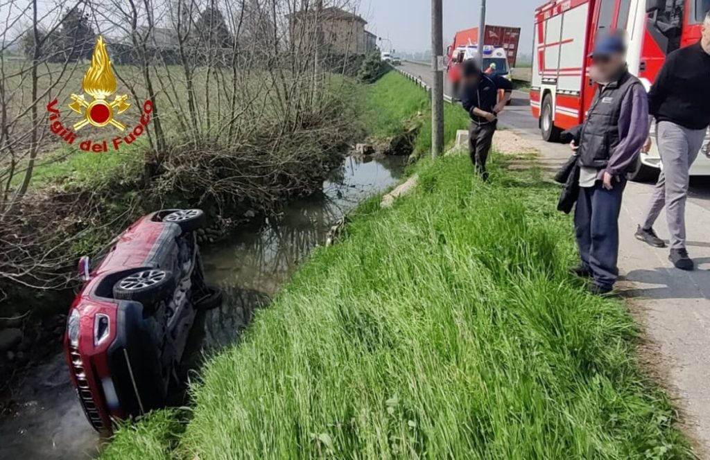 Auto esce di strada e finisce rovesciata in un canale