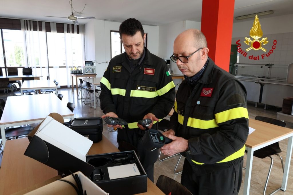 Azienda dona strumenti tecnici ai Vigili del fuoco