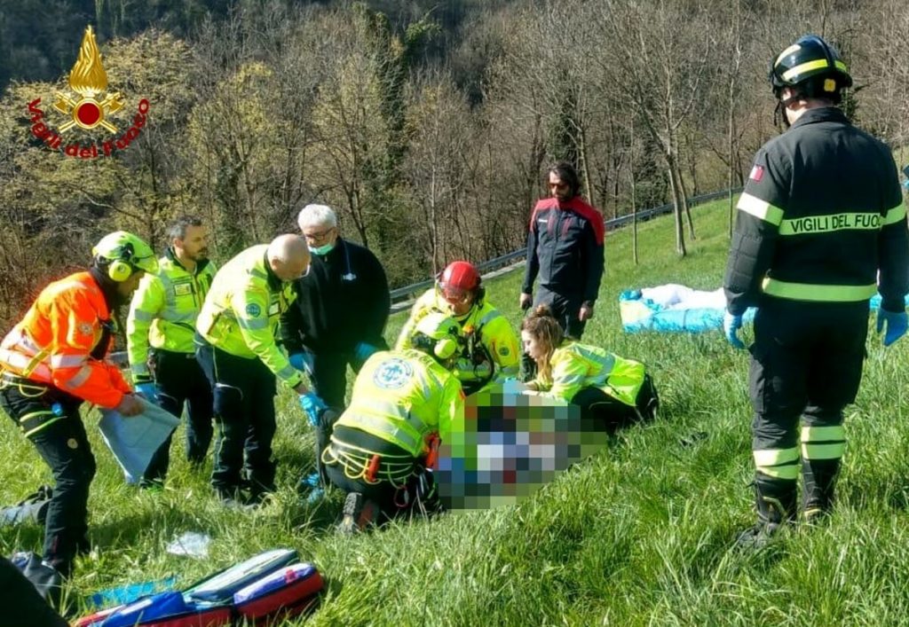 Problema alla vela, parapendista costretto all'atterraggio duro