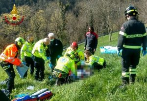 Problema alla vela, parapendista costretto all'atterraggio duro