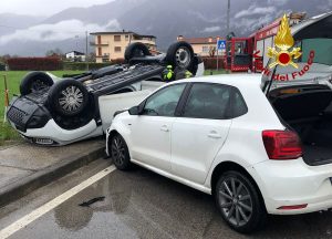 Schianto tra auto, una si rovescia: feriti i conducenti