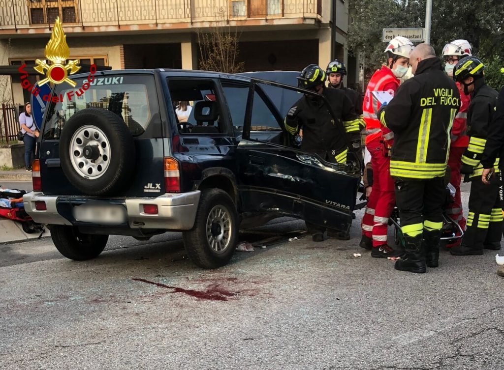 Schianto auto-moto: centauro in codice rosso