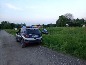 Esce di strada con l'auto e finisce ribaltata in un campo, due feriti 