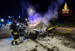 Auto in fiamme dopo il frontale, un morto e due feriti