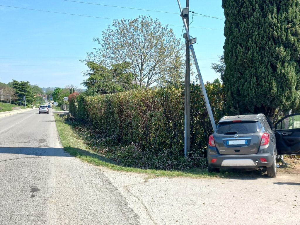 Malore alla guida, perde il controllo dell'auto e si schianta su un albero