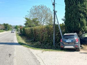 Malore alla guida, perde il controllo dell'auto e si schianta su un albero