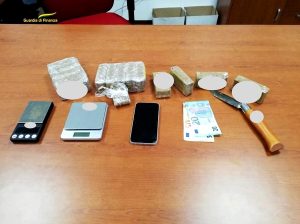 Un chilo e mezzo di hashish in casa, arrestato 22enne