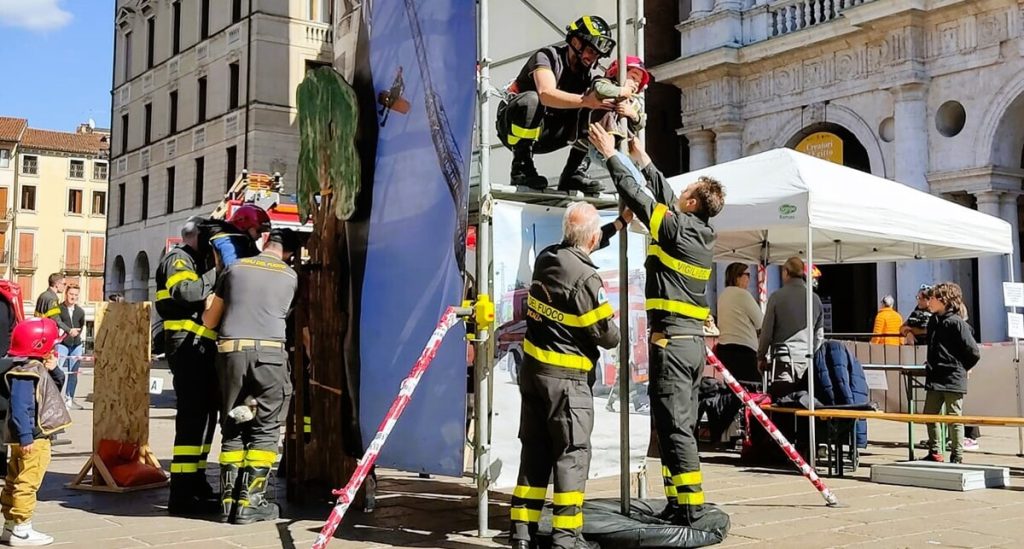 Giornata sull'autismo: Basilica blu e Pompieropoli in piazza