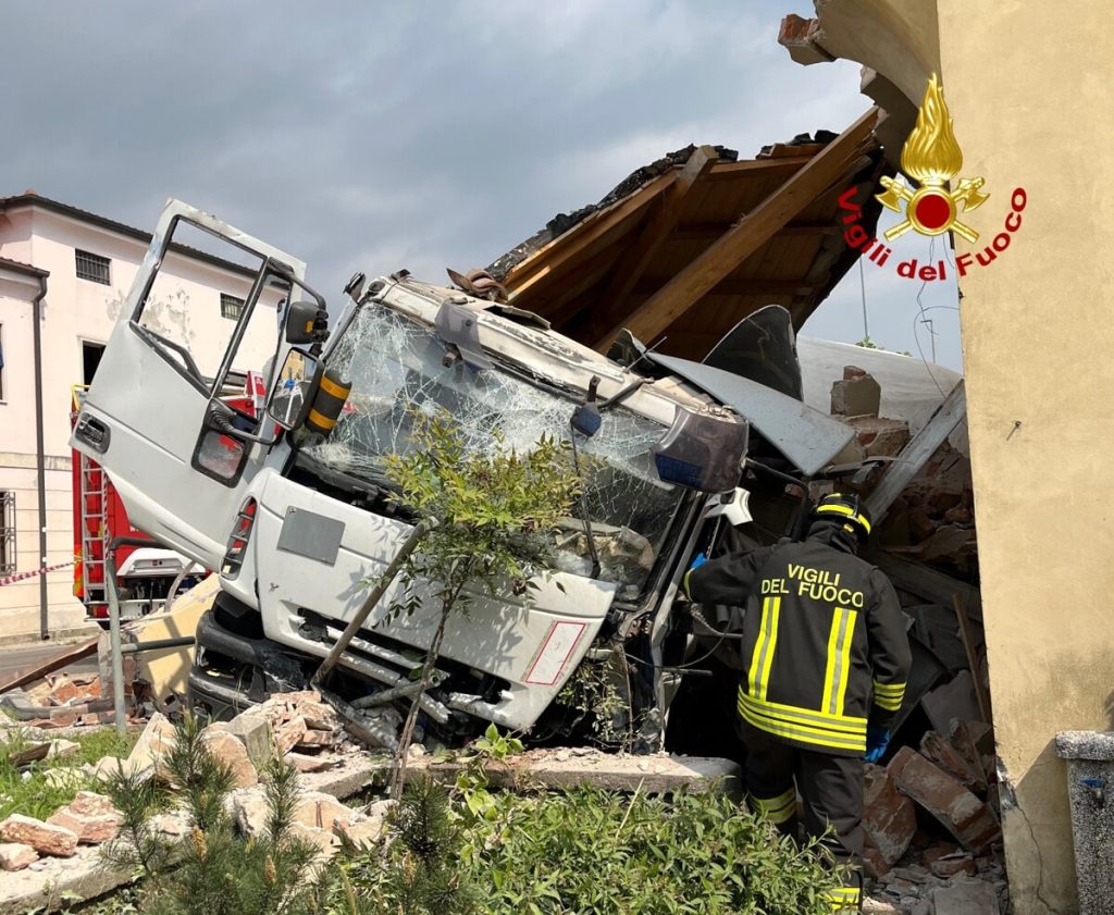 Camion si schianta contro il portico della chiesa, due feriti