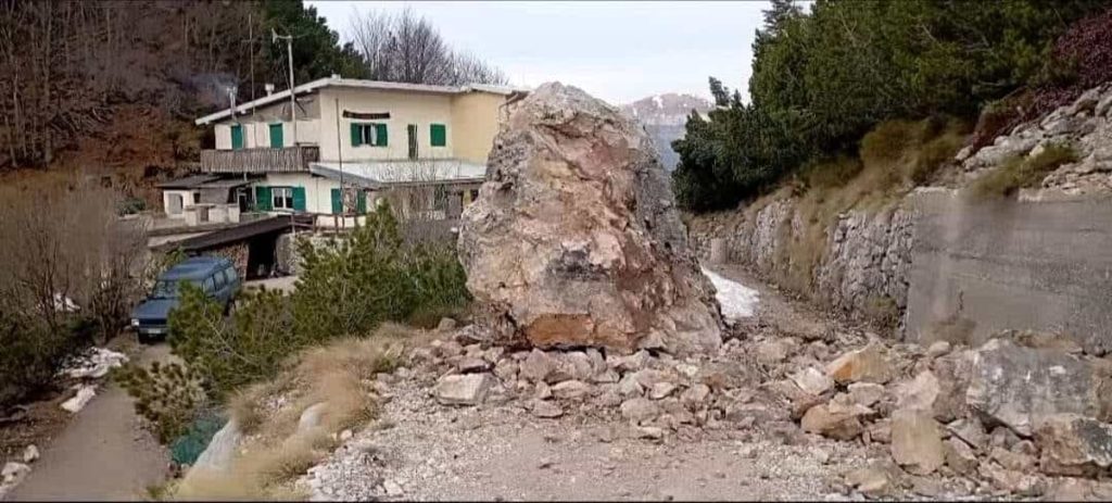 Grande masso si stacca dalla parete di roccia