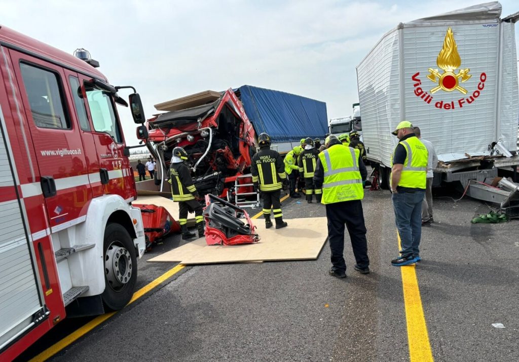 Tamponamento fra tre tir e un'auto, tre feriti: lunghe code in A4 (VIDEO)