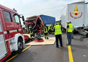 Tamponamento fra tre tir e un'auto, tre feriti: lunghe code in A4 (VIDEO)
