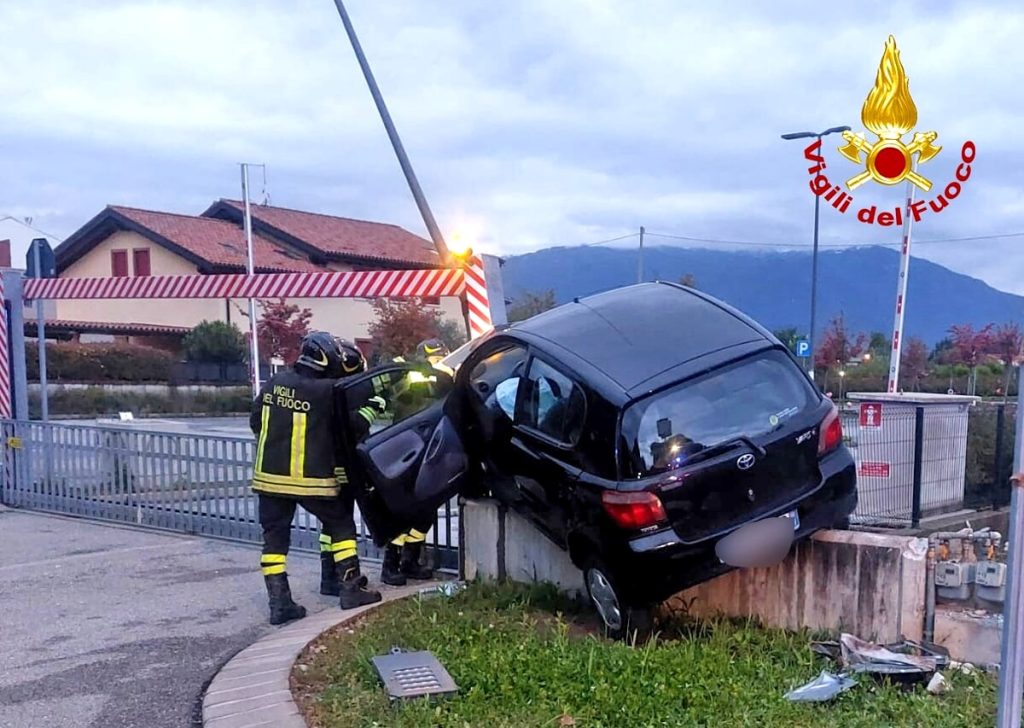 Perde il controllo dell’auto, la vettura si schianta su un muretto