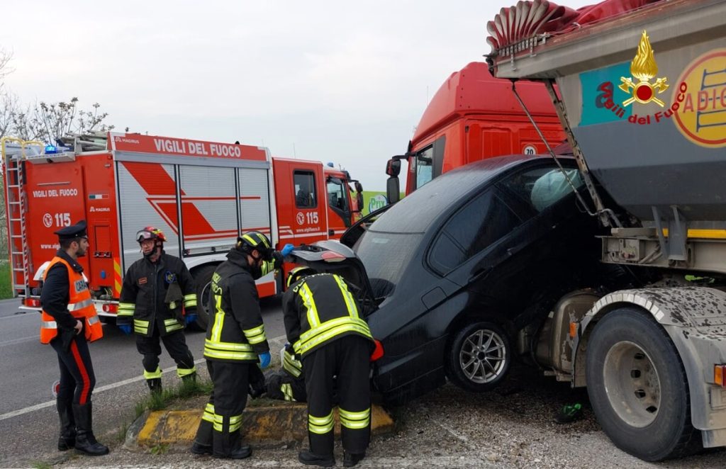 Auto fuori controllo finisce incastrata tra cabina e semirimorchio di un camion