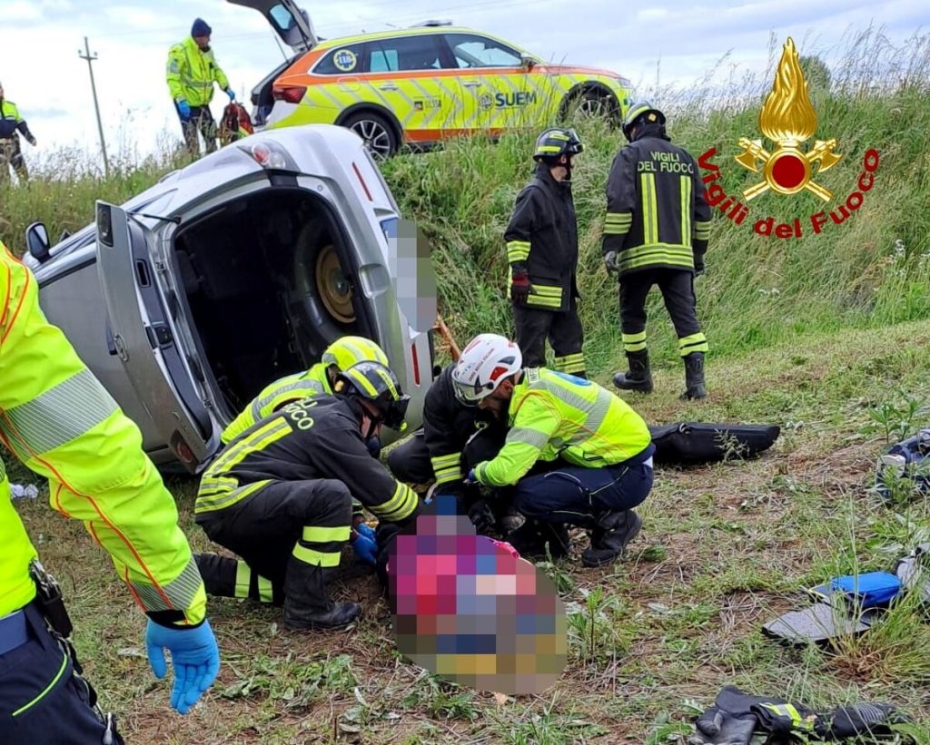 Finisce fuoristrada con l'auto, grave la conducente