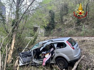 Esce di strada con l'auto, ferito il conducente