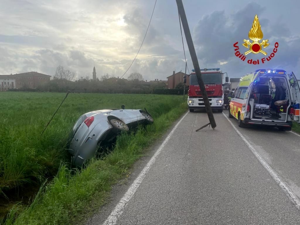 Auto fuori strada dopo aver abbattuto un palo del telefono, quattro feriti