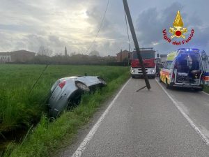 Auto fuori strada dopo aver abbattuto un palo del telefono, quattro feriti