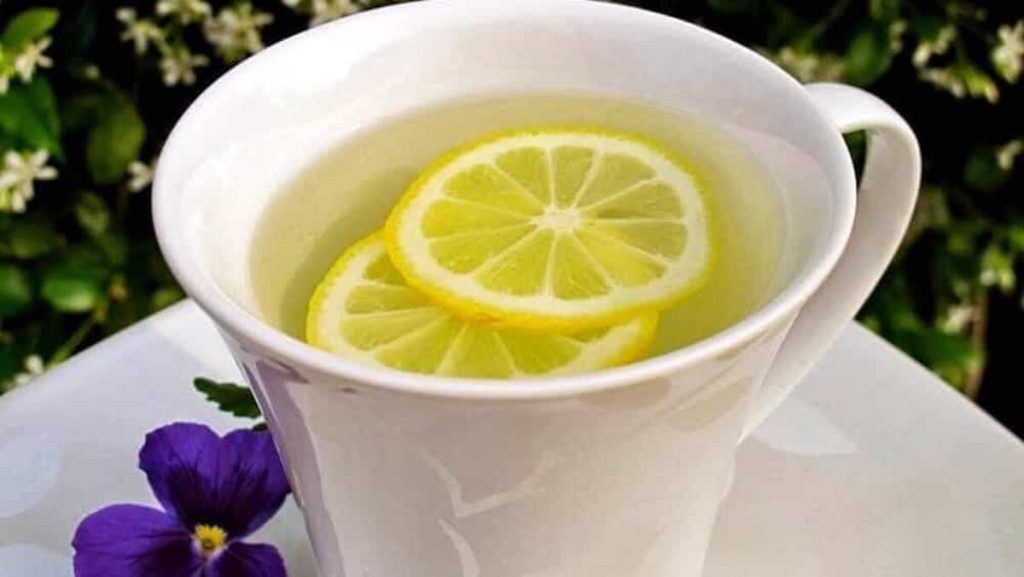 Effetti benefici dell'acqua e limone: verità e falsità