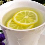 Effetti benefici dell’acqua e limone: verità e falsità