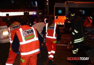 Auto contro auto, una va a fuoco: un ferito