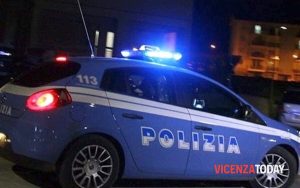 Folle corsa in auto, il conducente si ferma all'alt della polizia: fermato dopo un lungo inseguimento