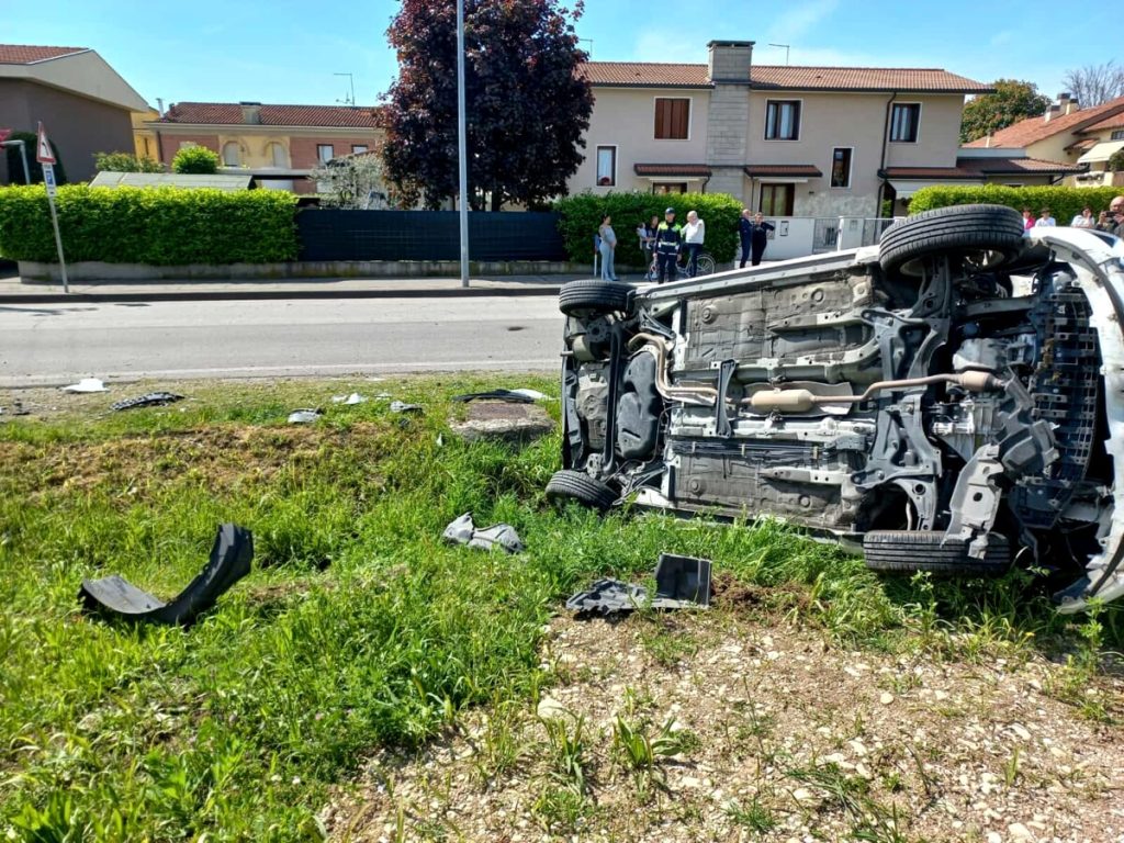 Esce di strada con l'auto e finisce contro tre mezzi in sosta: feriti conducente e passegera