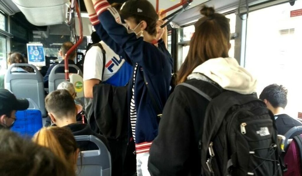 Molesta una ragazzina sull'autobus, le amiche lo mettono in fuga