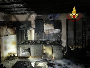 Rogo nell'appartamento di un condominio, evacuati i residenti: un uomo portato in salva con l'autoscala