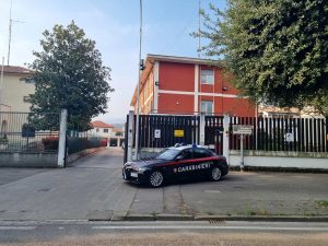 Furto in negozio, esercente rincorre il ladro e viene picchiato