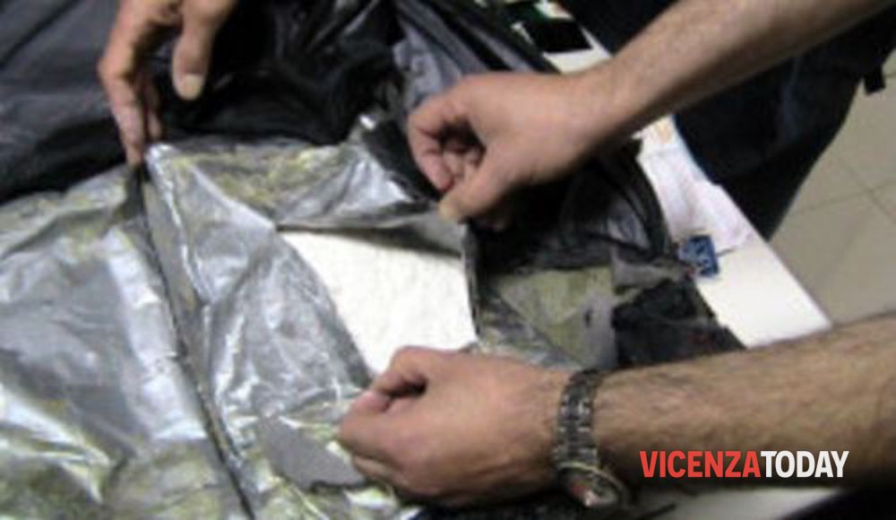 Fermati dalla polizia mentre si scambiano la droga in auto, sequestrati 13 chili di cocaina